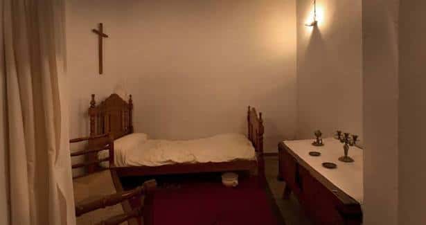 Habitación original del poeta con cama de madera y decoración sencilla