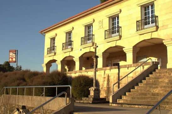 Fachada principal del edificio cultural en luz diurna