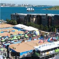 Vista aérea del Salter Lot en Halifax durante un evento de voleibol de playa con público y estructuras temporales