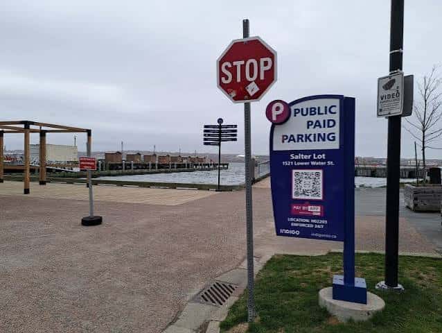 Señal de estacionamiento público 'Salter Lot' en Lower Water St., Halifax, con vista al puerto