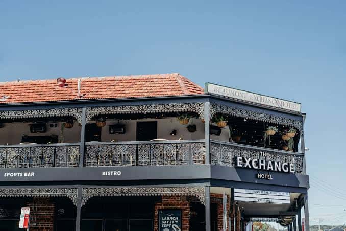 Fachada exterior del The Exchange Hotel con detalles arquitectónicos victorianos