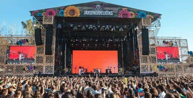 Escenario principal del festival con gran afluencia de público bajo el cielo despejado