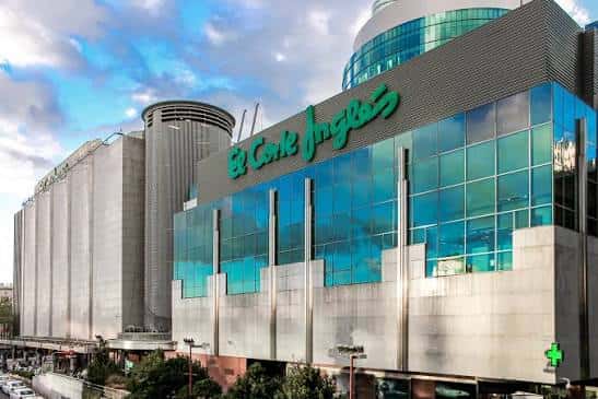Vista exterior del edificio El Corte Inglés Castellana con fachada moderna y cristalera
