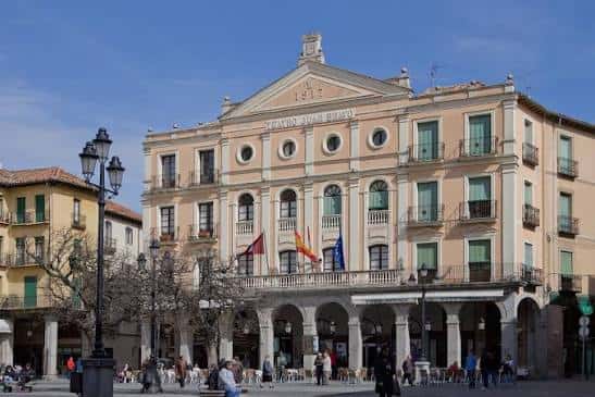Vista frontal del Teatro Juan Bravo en Segovia con fachada neoclásica y arcos en la planta baja