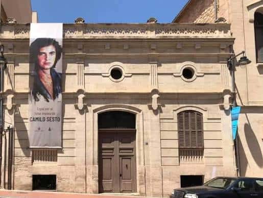 Fachada actual del edificio en Alcoy con el gran cartel de Camilo Sesto colgado