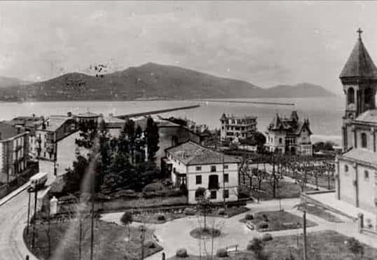 Panorámica antigua del puerto y edificios costeros de Getxo