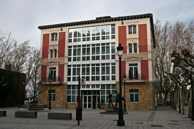 Fachada principal de la Fundación Ibercaja La Rioja en Logroño