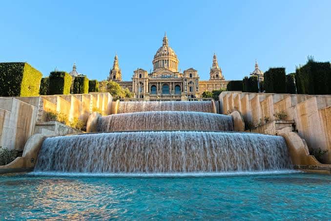 Vista frontal del Museu Nacional d'Art de Catalunya con la Fuente Mágica en primer plano