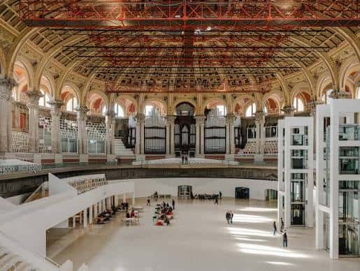 Interior del gran salón principal del museo con cúpula y órgano