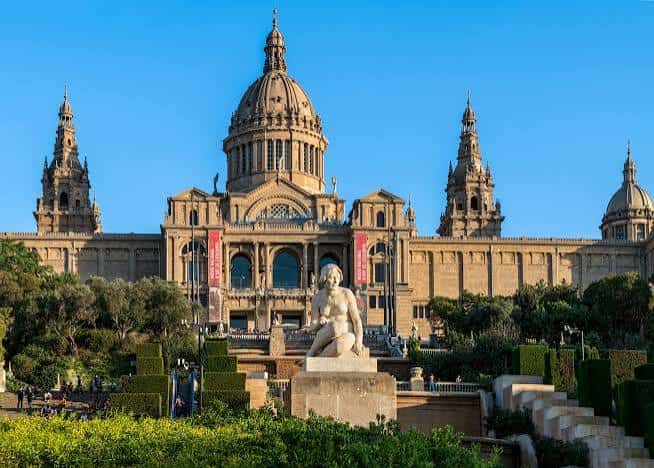 Fachada principal del MNAC con escultura en el jardín