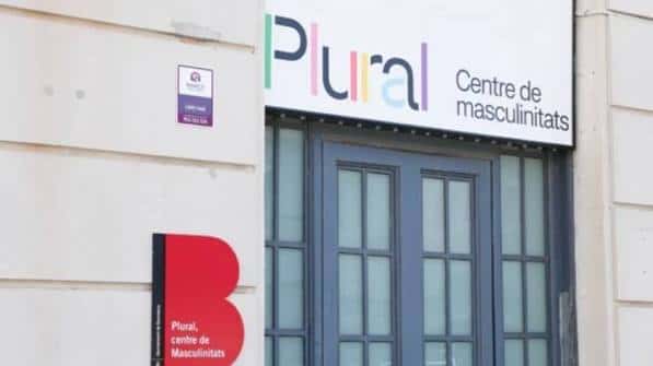 Entrada principal del Plural Centre de Masculinitats con letrero colorido