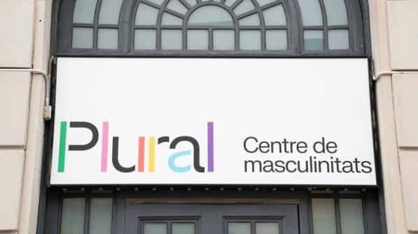 Detalle del cartel exterior del edificio en Barcelona
