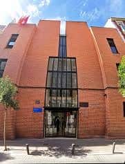 Fachada principal del Centro Sociocultural José de Espronceda con ladrillo rojo y entrada acristalada
