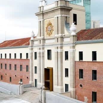 Vista exterior del edificio desde la plaza, mostrando su arquitectura clásica y escalinata de acceso