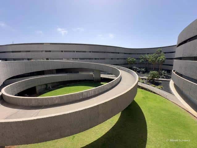 Vista aérea de la arquitectura moderna del campus con rampas curvas y zonas verdes