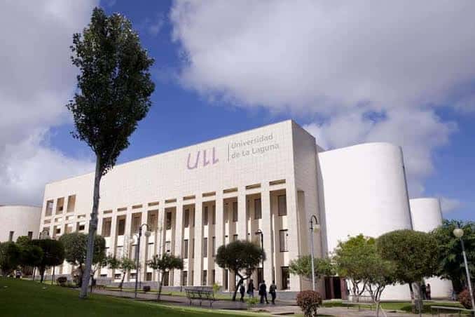 Fachada principal del edificio con el logotipo ULL y diseño contemporáneo