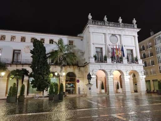 Fachada del Ayuntamiento de Gandía iluminada por la noche