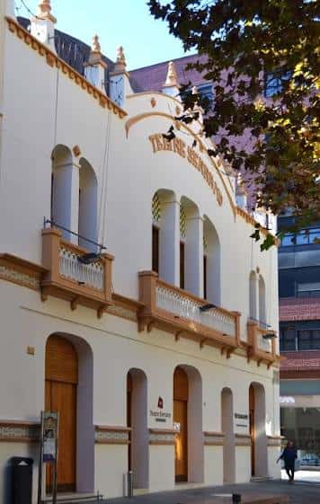 Fachada principal del Teatre Serrano con detalles arquitectónicos y balcones decorativos