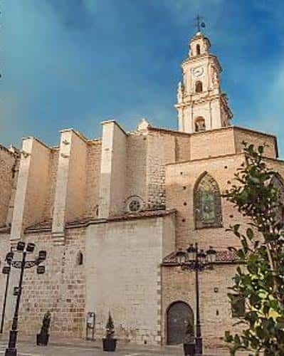 Vista exterior de la fachada principal y campanario de la Insigne Colegiata de Gandia
