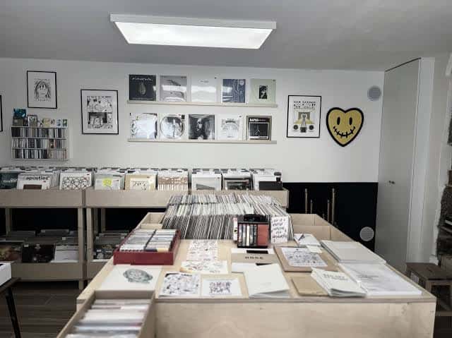 Interior de la tienda mostrando estanterías de vinilos y decoración minimalista