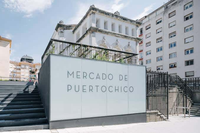 Vista exterior del Mercado de Puertochico con señalización moderna y escaleras