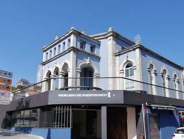Fachada principal del Mercado de Puertochico bajo cielo despejado