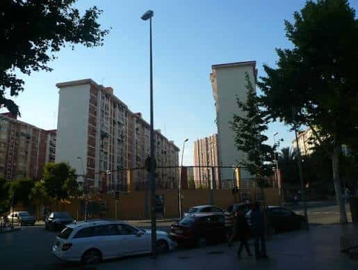 Vista urbana de la plaza con edificios residenciales al fondo