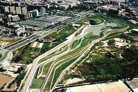 Fotografía aérea que muestra la extensión verde y las curvas del parque junto a la ciudad