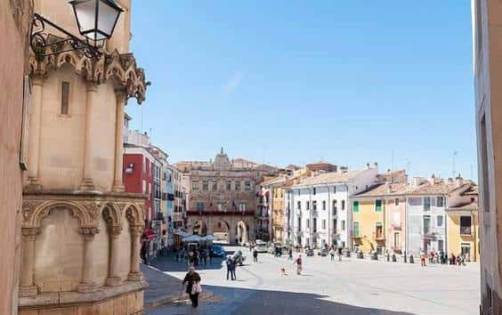 Vista panorámica de la Plaza Mayor de Cuenca con edificios históricos y gente caminando