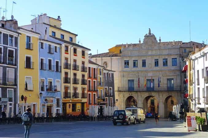 Fachada del Ayuntamiento en la Plaza Mayor de Cuenca con banderas y arquitectura clásica