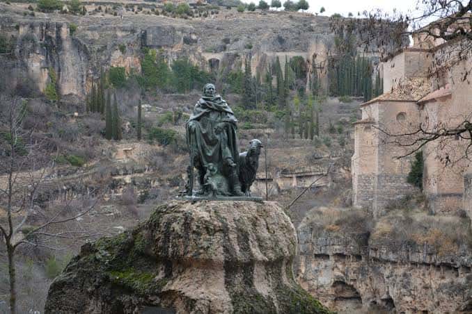 Vista panorámica del Monumento al Pastor de las Huesas del Vasallo en Cuenca con el paisaje urbano al fondo