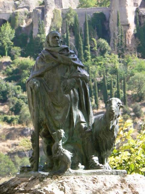 Detalle frontal de la escultura del pastor y sus ovejas sobre la roca