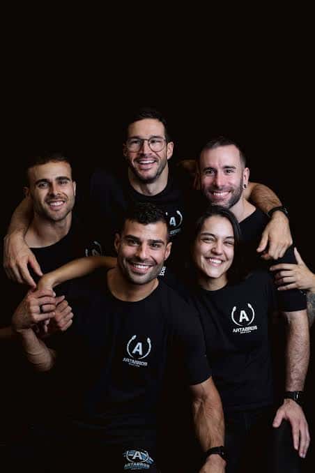 Equipo del gimnasio Artabros CrossFit posando para una foto grupal