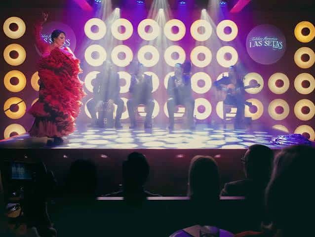 Bailaora de flamenco en el escenario con vestimenta tradicional roja