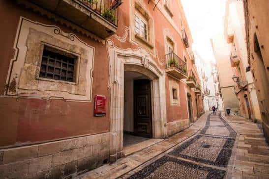 Fachada exterior del edificio en calle empedrada