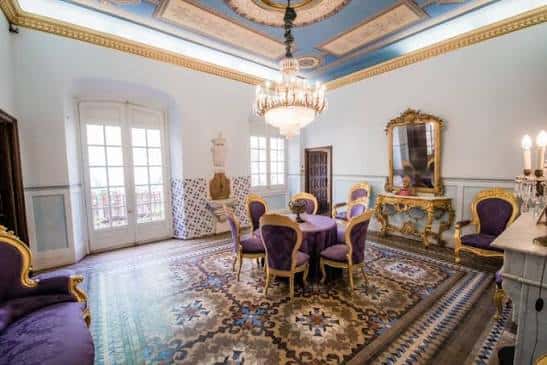 Sala de estar elegante con mesa redonda y alfombra ornamental