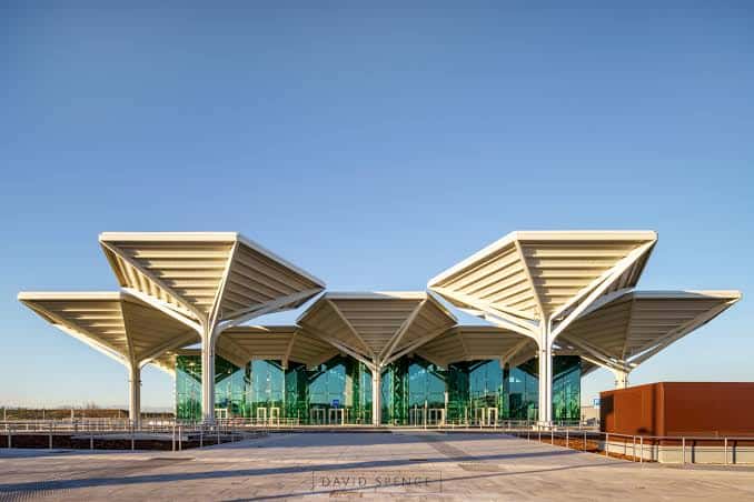 Vista exterior del Intercambiador de Valdebebas con su distintiva arquitectura de estructuras blancas y fachada de cristal