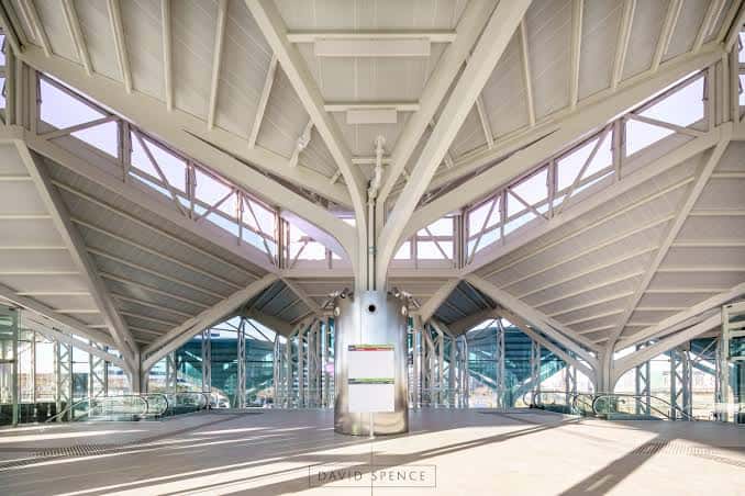 Interior del intercambiador mostrando la estructura metálica blanca y el diseño arquitectónico moderno