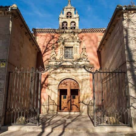 Vista frontal del Santuario de Nuestra Señora de las Angustias con su fachada rosada y campanario