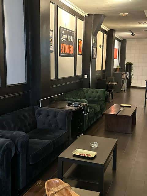 Sala de estar moderna con sofás verdes y mesas bajas