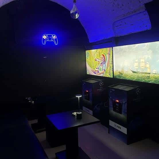 Zona de juegos con pantallas y luces azules