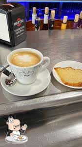 Café con leche y tostada servidos en el mostrador del bar