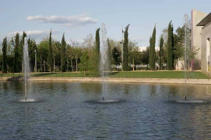 Vista del lago con fuentes en el Parque Rafalafena