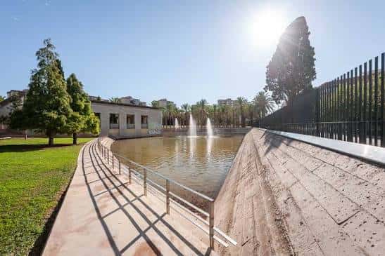 Paseo junto al lago con edificios al fondo