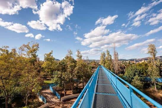 Vista panorámica desde el puente azul hacia el paisaje circundante