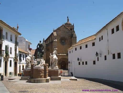 Plaza del Conde de Priego desde un ángulo lateral mostrando la iglesia y el monumento central
