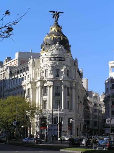 Vista frontal del Edificio Metrópolis con su icónica cúpula y estatua alada bajo un cielo azul