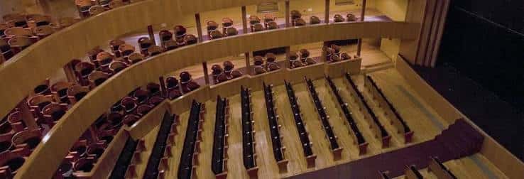 Detalle de los palcos superiores y asientos de madera en el teatro