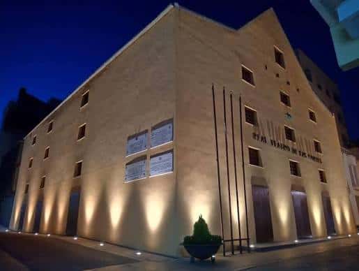 Fachada exterior del Real Teatro de las Cortes iluminada por la noche