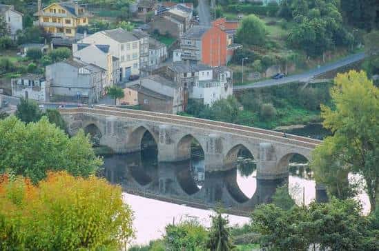 Vista panorámica del Puente Romano de Lugo con el río Miño y la ciudad al fondo